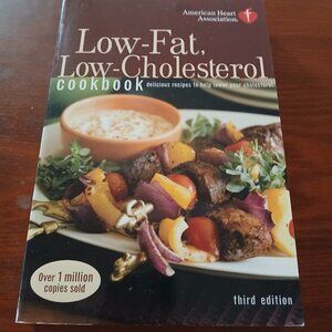 Low Far Low Cholesterol Cookbook by AHA  Paperback GUC